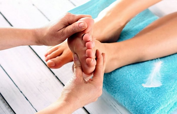 Puntos de acupuntura en el pie humano. Disposición de la pierna derecha e izquierda