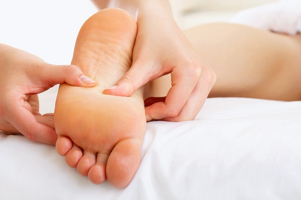 Pontos de acupuntura no pé humano. Layout da perna esquerda e direita
