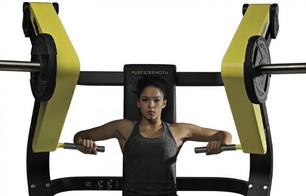 Hammer simulator voor borstspieren, rug, schouders, benen. Welke spieren werken, oefen