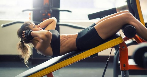 Exercices pour les muscles obliques de l'abdomen pour les femmes à la maison, au gymnase