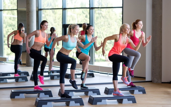การออกกำลังกายอย่างเข้มข้นเพื่อเผาผลาญไขมันที่บ้านในโรงยิมสำหรับผู้หญิง
