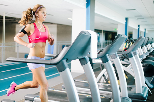 Kadınlar için spor salonunda, evde yağ yakmak için yoğun egzersizler